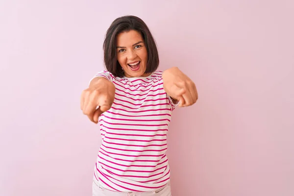 Giovane Bella Donna Indossa Shirt Righe Piedi Sopra Isolato Sfondo — Foto Stock