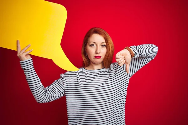 Giovane Bella Rossa Donna Tenendo Giallo Discorso Bolla Sfondo Rosso — Foto Stock