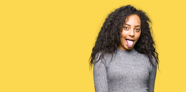 Menina Bonita Nova Com Cabelo Encaracolado Língua Furar Para Fora — Fotografia de Stock