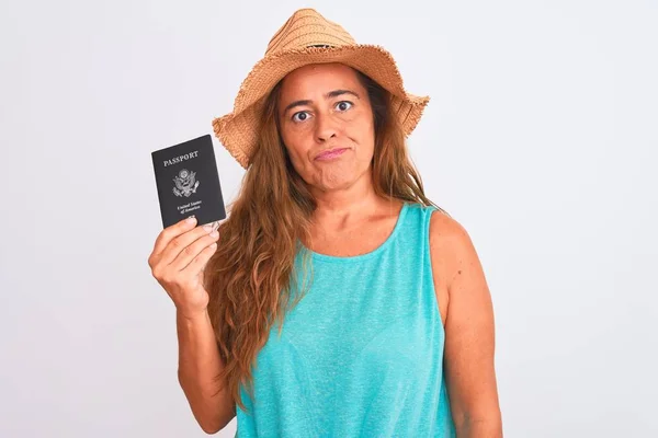 Reife Touristin Mittleren Alters Mit Pass Über Isoliertem Hintergrund Mit — Stockfoto