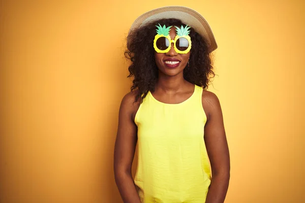 Afroamerykanka Śmiesznych Ananasowych Okularach Przeciwsłonecznych Izolowanym Żółtym Tle Szczęśliwym Chłodnym — Zdjęcie stockowe