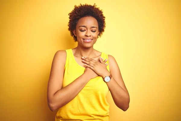 Beauitul Mulher Afro Americana Vestindo Camiseta Verão Sobre Fundo Amarelo — Fotografia de Stock