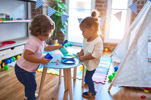 Entzückende Kleinkinder Spielen Mahlzeiten Mit Plastikfutter Und Besteck Kindergarten — Stockfoto