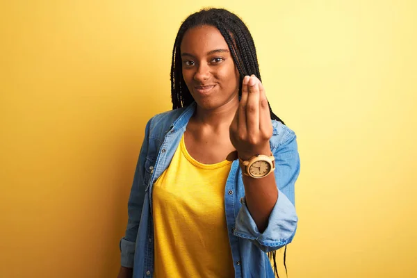 Junge Afrikanisch Amerikanische Frau Jeanshemd Steht Über Isoliertem Gelben Hintergrund — Stockfoto