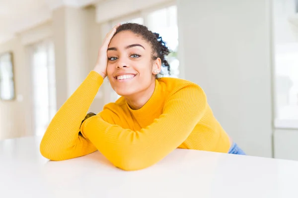 Bela jovem afro-americana sorrindo alegre inclinação — Fotografia de Stock