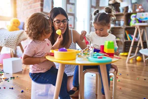 Jovem Bela Professora Crianças Jogando Refeições Usando Alimentos Plástico Brinquedo — Fotografia de Stock