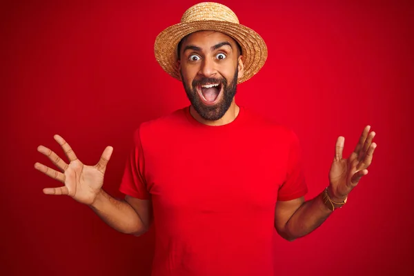 Joven Hombre Indio Guapo Usando Camiseta Sombrero Sobre Fondo Rojo —  Fotos de Stock