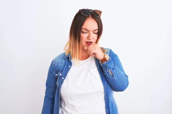 Mooie Vrouw Draagt Denim Shirt Staan Geïsoleerde Witte Achtergrond Gevoel — Stockfoto