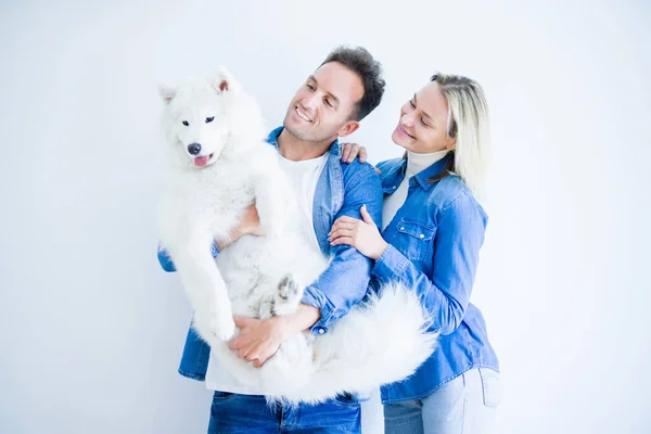 Jovem Belo Casal Segurando Cão Sobre Fundo Branco Isolado — Fotografia de Stock