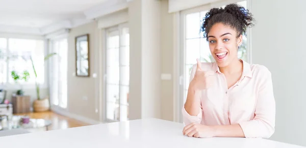 广角美丽的非洲裔美国女人 有着一头黑发 手举着快乐的大拇指做着快乐的手势 在镜头前看着成功的表情 — 图库照片