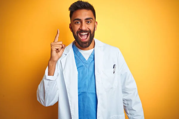 Junger Indischer Arzt Steht Vor Isoliertem Gelben Hintergrund Und Zeigt — Stockfoto