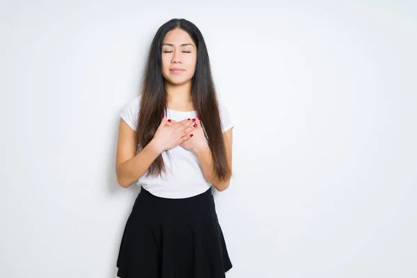 Hermosa Mujer Morena Sobre Fondo Aislado Sonriendo Con Las Manos — Foto de Stock