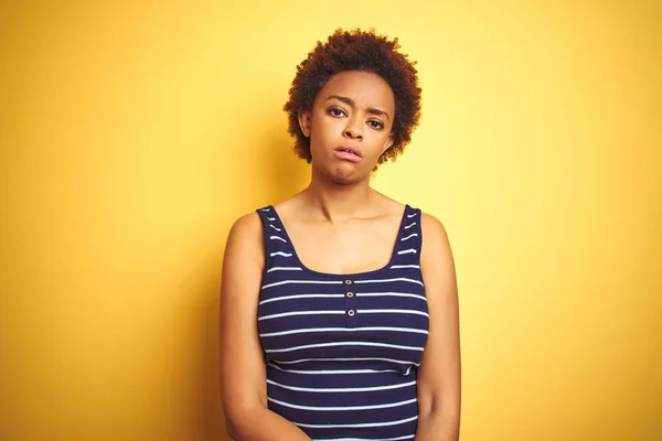 Beauitul Afrikaanse Amerikaanse Vrouw Dragen Zomer Shirt Geïsoleerde Gele Achtergrond — Stockfoto