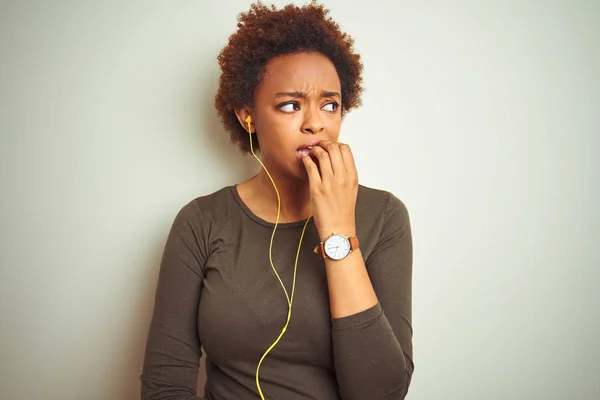 이어폰을 곳에서 음악을 아프리카 미국인 여성은 손으로 손톱을 깨물면서 스트레스와 — 스톡 사진
