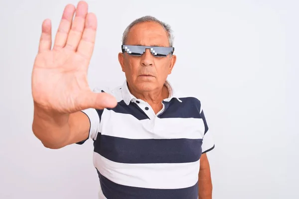 Hombre Mayor Pelo Gris Con Polo Rayado Gafas Sol Sobre —  Fotos de Stock