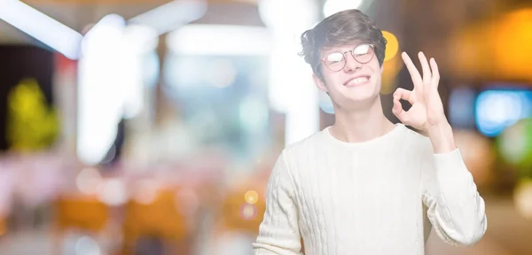 Junger Gutaussehender Mann Mit Brille Vor Isoliertem Hintergrund Der Positiv — Stockfoto