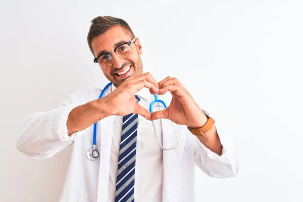 Joven Hombre Guapo Doctor Usando Estetoscopio Sobre Fondo Aislado Sonriendo — Foto de Stock