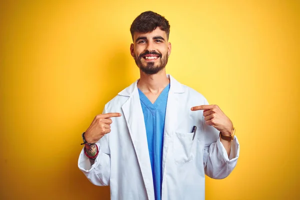 Junger Arzt Mit Tätowierung Steht Vor Isoliertem Gelben Hintergrund Und — Stockfoto
