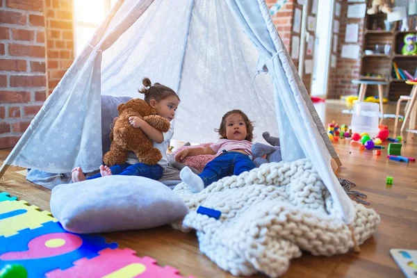 Roztomilé Batolata Ležící Přes Deku Uvnitř Tipi Usmívat Hrát Panenkou — Stock fotografie