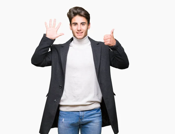 Elegante Jongeman Winterjas Dragen Geïsoleerd Achtergrond Weergegeven Met Vingers Omhoog — Stockfoto