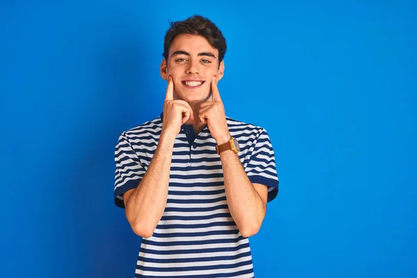 Teenager Lässigem Shirt Vor Blauem Hintergrund Lächelnd Mit Offenem Mund — Stockfoto