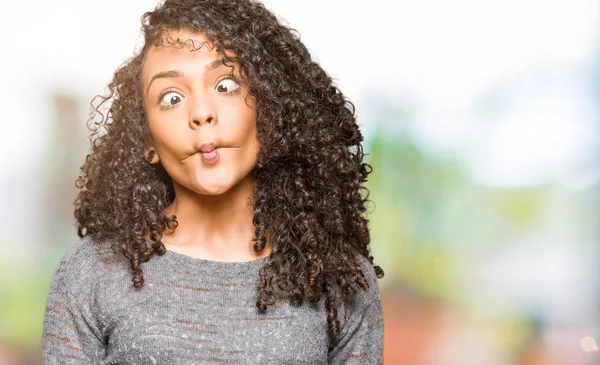 Jeune Belle Femme Aux Cheveux Bouclés Portant Pull Gris Faisant — Photo