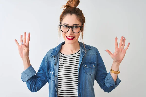 Mujer Pelirroja Con Camiseta Rayas Camisa Mezclilla Gafas Sobre Fondo —  Fotos de Stock