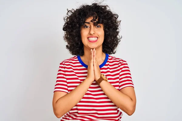 Młoda Arabka Kręconymi Włosami Ubrana Koszulkę Paski Białym Tle Modląca — Zdjęcie stockowe
