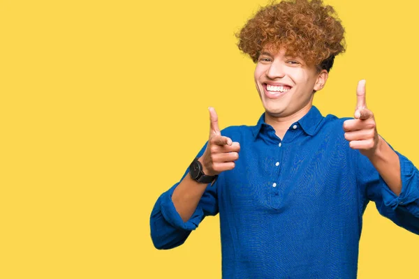 Homem Elegante Bonito Jovem Com Cabelo Afro Apontando Dedos Para — Fotografia de Stock