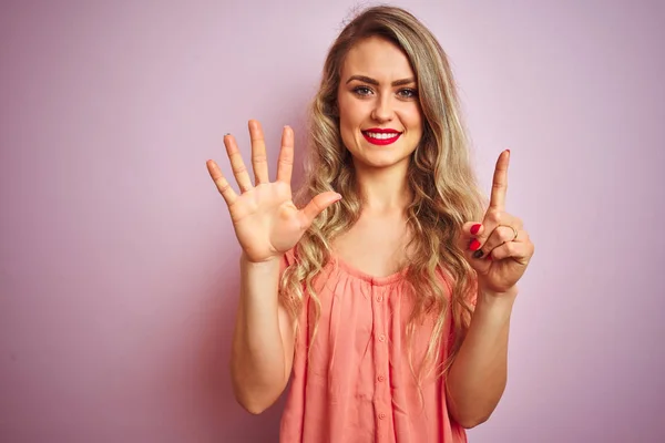 Jonge Mooie Vrouw Draagt Shirt Staan Roze Geïsoleerde Achtergrond Tonen — Stockfoto