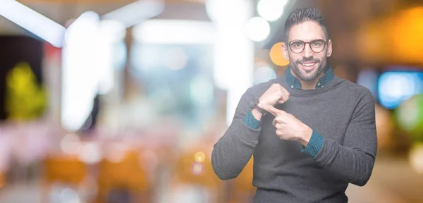 Joven Hombre Guapo Con Gafas Sobre Fondo Aislado Prisa Apuntando — Foto de Stock