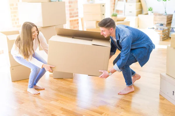 Vackra Unga Paret Leende Kärlek Innehar Stor Pappkartong Glad För — Stockfoto