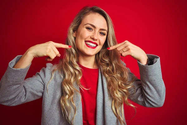 Jovem Mulher Negócios Bonita Vestindo Jaqueta Elegante Sobre Fundo Isolado — Fotografia de Stock