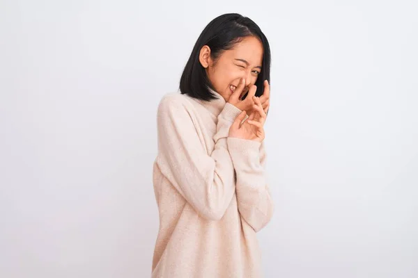 Jonge Chinese Vrouw Draagt Een Trui Met Coltrui Een Geïsoleerde — Stockfoto