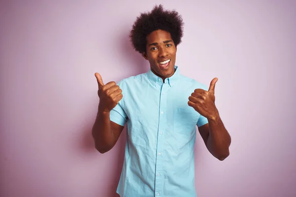 Joven Hombre Americano Con Pelo Afro Vistiendo Camisa Azul Pie —  Fotos de Stock