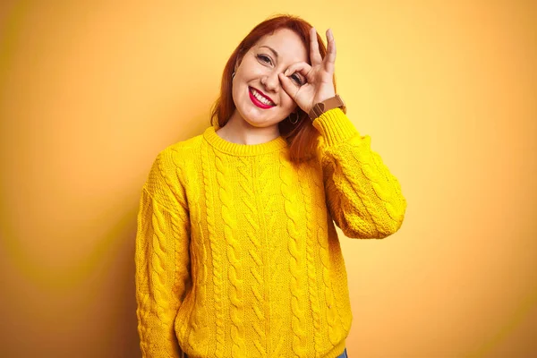 Piękna Ruda Kobieta Nosi Zimowy Sweter Stojący Nad Odizolowanym Żółtym — Zdjęcie stockowe