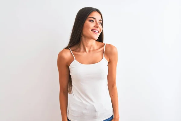 Mujer Hermosa Joven Con Camiseta Casual Pie Sobre Fondo Blanco — Foto de Stock