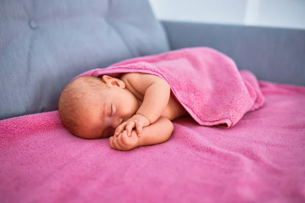 Adorable Baby Lying Sofa Blanket Home Newborn Relaxing Sleeping Comfortable — Stock Photo, Image