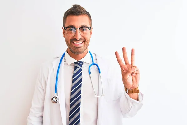 Jovem Homem Bonito Médico Vestindo Estetoscópio Sobre Fundo Isolado Mostrando — Fotografia de Stock