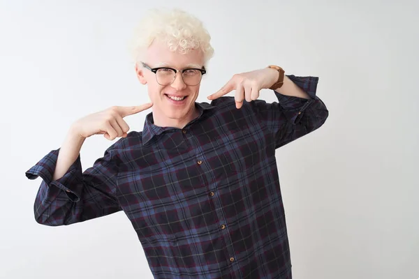 Ung Albino Blond Man Bär Casual Skjorta Och Glasögon Över — Stockfoto