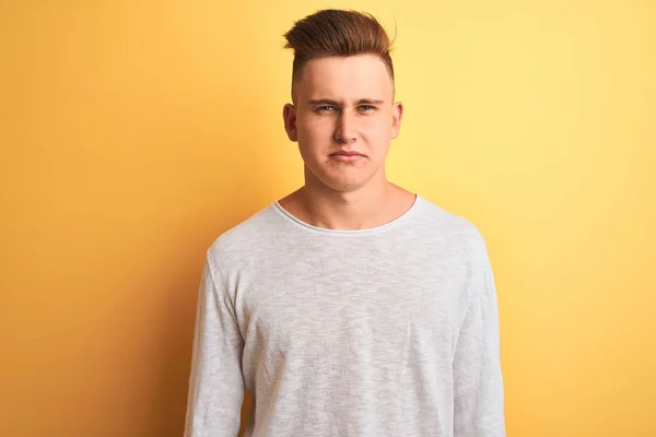 Ung Stilig Man Bär Vit Casual Shirt Stående Över Isolerad — Stockfoto