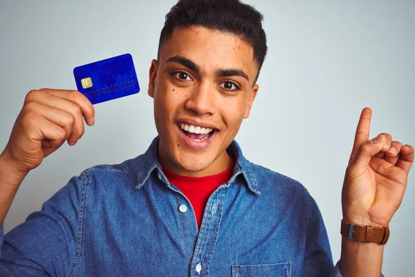 Νεαρός Βραζιλιάνος Πελάτης Πιστωτική Κάρτα Στέκεται Πάνω Από Απομονωμένο Λευκό — Φωτογραφία Αρχείου