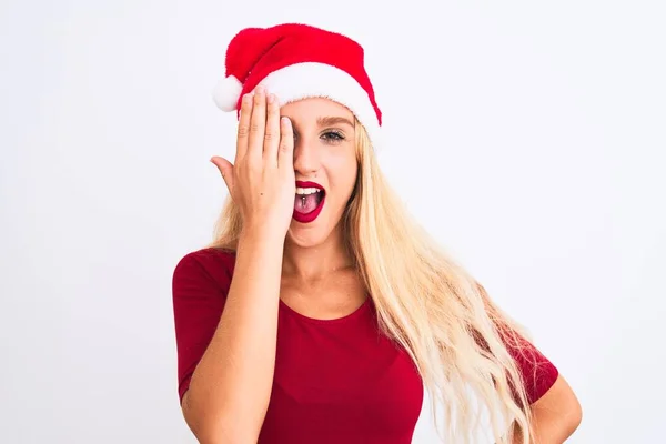 年轻而漂亮的女人 戴着圣诞圣诞礼帽 用一只手捂住一只眼睛 脸上挂着自信的笑容 有着令人惊讶的情绪 — 图库照片