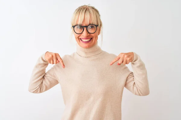 Mujer Mediana Edad Que Usa Suéter Cuello Alto Gafas Sobre —  Fotos de Stock