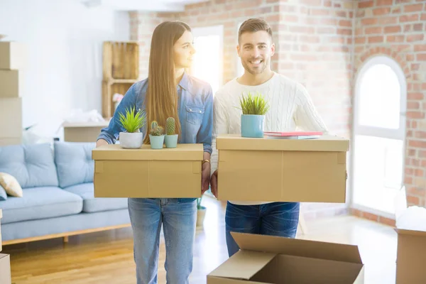 Casal Jovem Mudando Para Uma Nova Casa Sorrindo Feliz Segurando — Fotografia de Stock