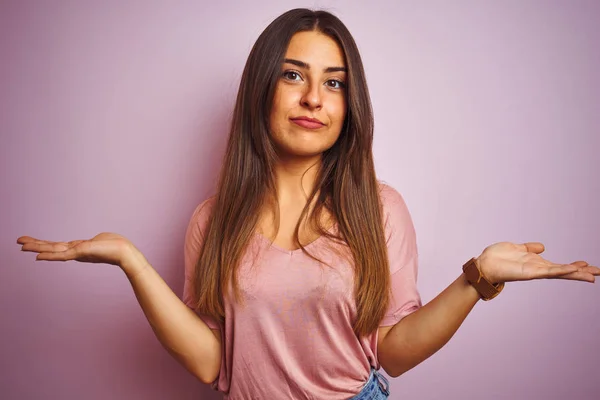 Giovane Bella Donna Che Indossa Shirt Piedi Sopra Isolato Sfondo — Foto Stock