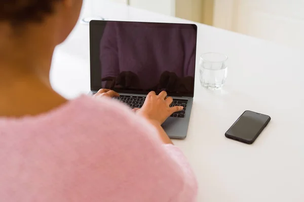 Nahaufnahme einer jungen Frau beim Tippen mit dem Laptop — Stockfoto