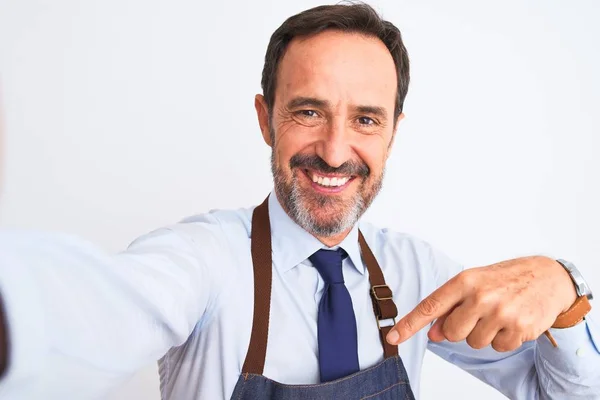 Hombre Tendero Mediana Edad Con Delantal Hacer Selfie Sobre Fondo —  Fotos de Stock