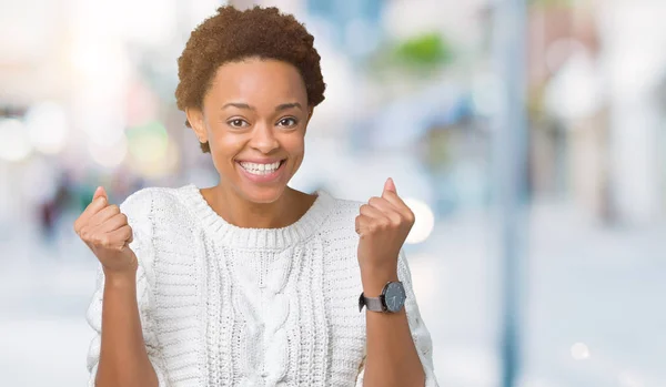 Hermosa Mujer Afroamericana Joven Con Suéter Sobre Fondo Aislado Celebrando —  Fotos de Stock