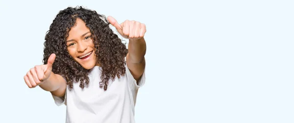 Junge Schöne Frau Mit Lockigem Haar Die Ein Weißes Shirt — Stockfoto